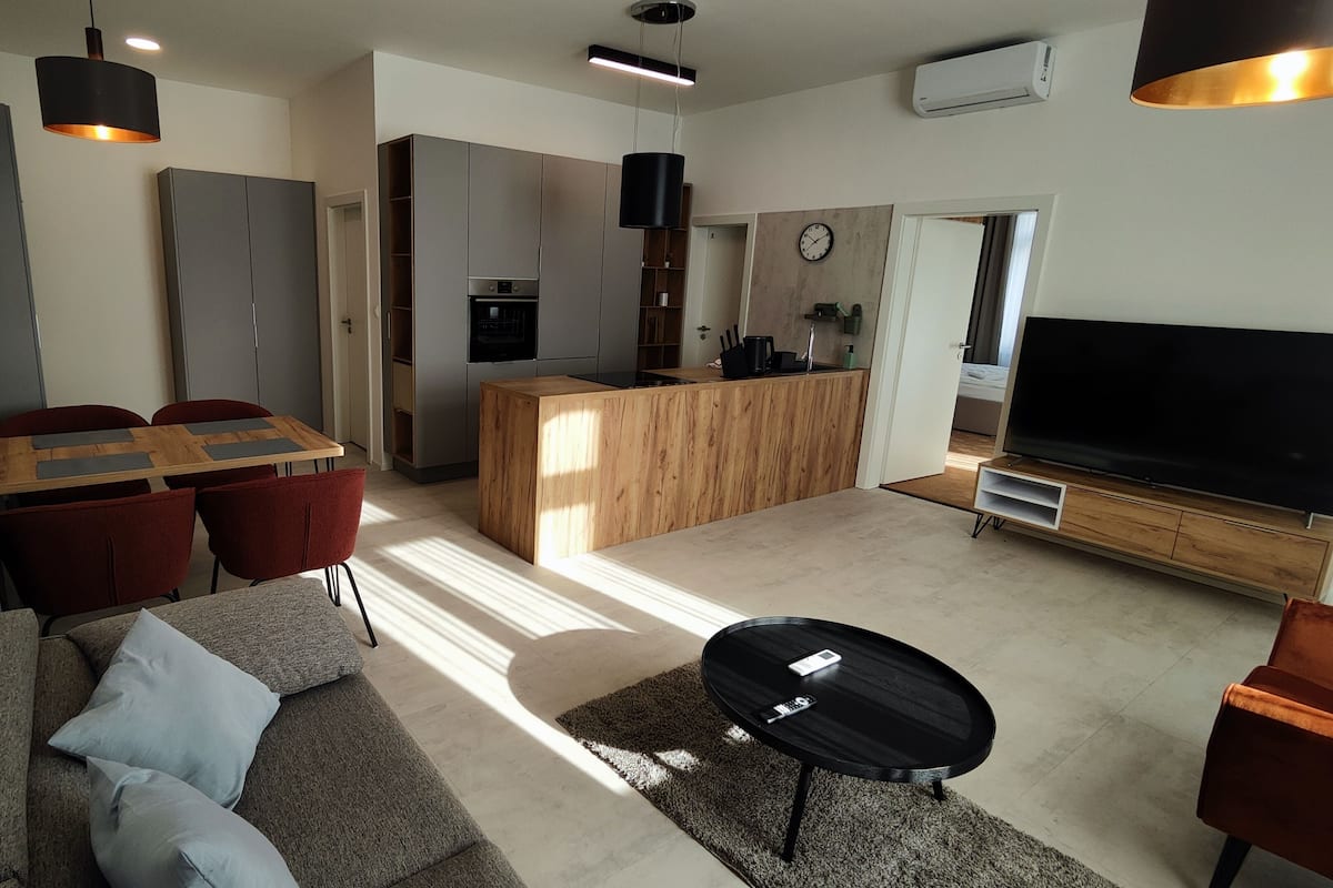 Deluxe Premium Suite | Oppholdsområde | En 65-tommers LED-TV med digitale kanaler samt filmkjøp