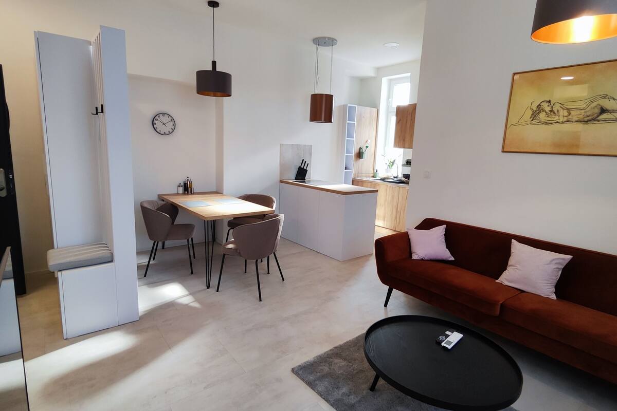 Deluxe Compact Suite | Oppholdsområde | En 65-tommers LED-TV med digitale kanaler samt filmkjøp
