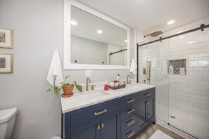 Shower, hair dryer, towels, soap - Welcome to Twin Oaks Oasis (Midland)
