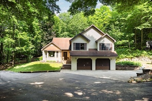 Exterior - Cozy 3 Bed 3 Bath located within minutes to Downtown Traverse City (Traverse City)