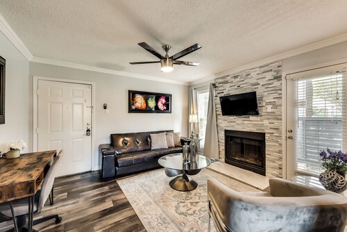 I00 - Gated Irving 2BR | DFW 10Min | Patio + Pool
