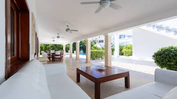 Villa Majestueuse, piscine privée, vue établissement | Terrasse/Patio