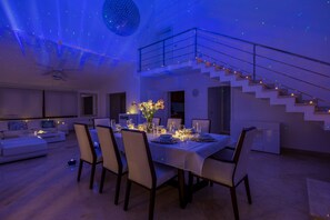 Grand villa, privát medence, kilátással az üdülőhelyre | Nappalirész | Plazmatévé