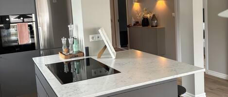 ثلاجة، ميكروويف، فرن، موقد طهي مسطح