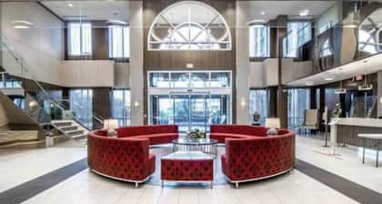 Luxury 2B+2B Min To Airport With Parking,PS5,IPTV