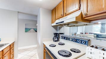 Apartment, 1 Bedroom | Private kitchen