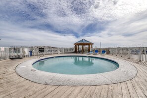Outdoor spa tub - Sugar Beach Condominiums (Orange Beach)