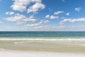 På stranden