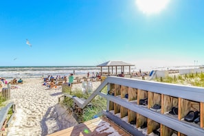 En la playa, arena blanca