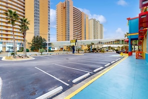 Aparcamiento sin asistencia (30 USD por estancia)