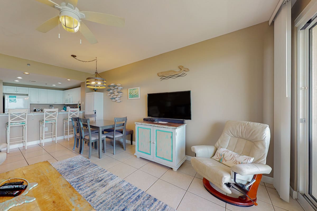 Condo, 2 Bedrooms | Living area