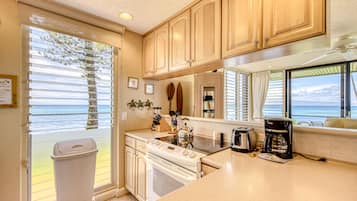 Suite, 1 Bedroom (1 King Bed) | Private kitchen