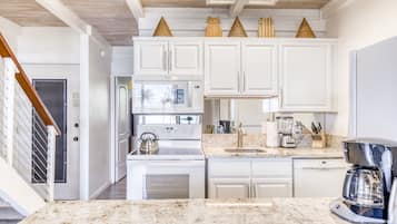 Suite, 2 Bedrooms (Standard) | Private kitchen