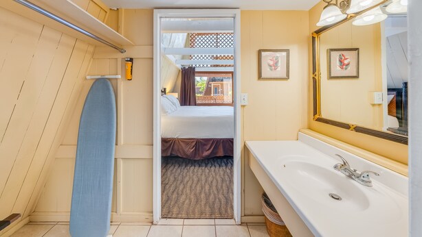 Une petite salle de bain comprenant une douche, un lavabo et un miroir.