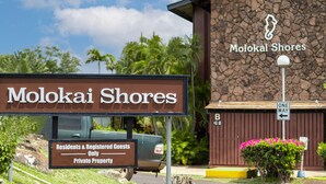 A sign for Molokai Shores indicating it is private property for residents and registered guests only. - Molokai Shores (Kaunakakai)