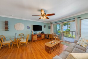 Departamento, 2 habitaciones (Deluxe) | Área de sala de estar | Televisión 