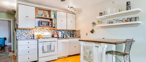 Apartment, 1 Bedroom | Private kitchen | Coffee/tea maker
