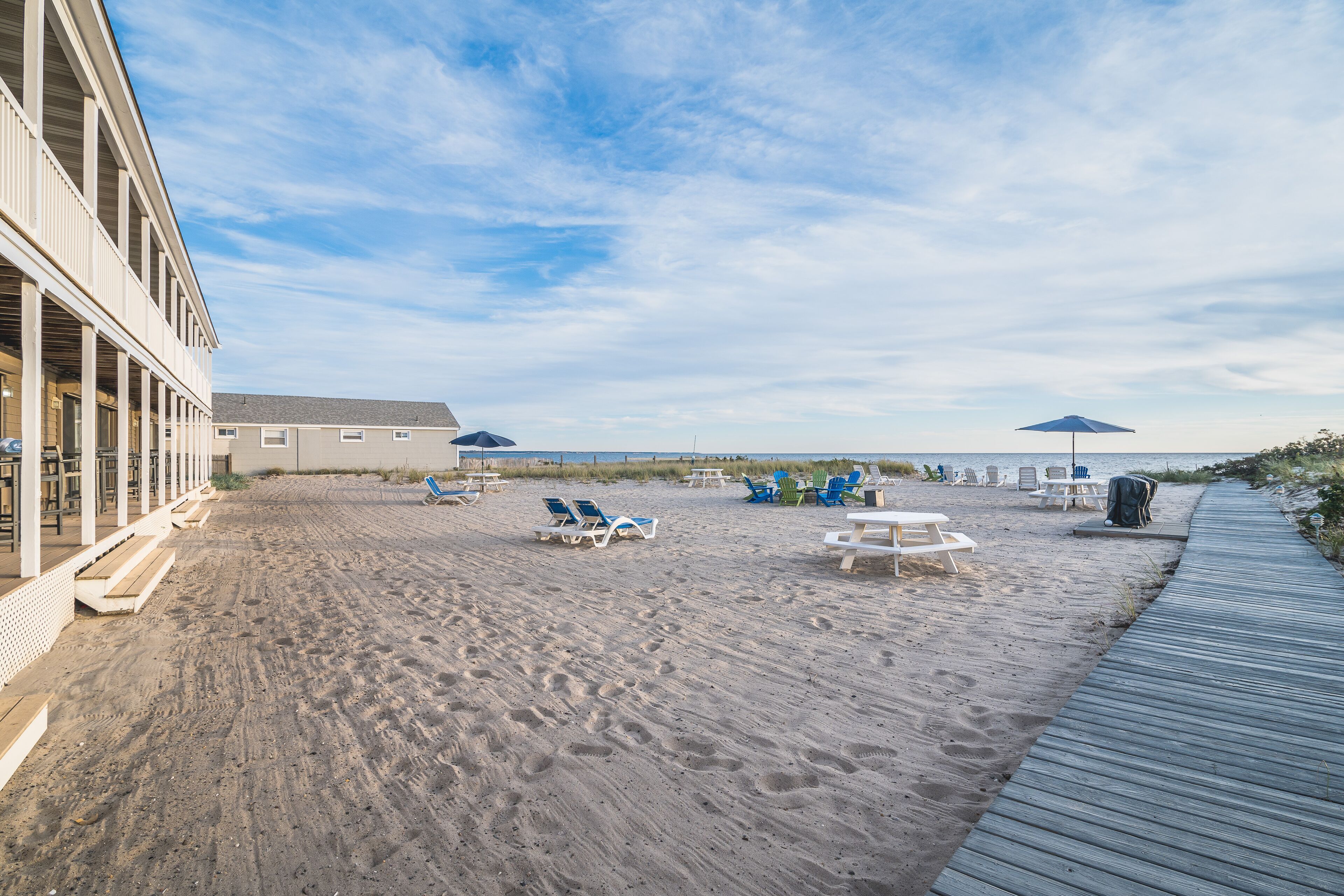 Di pantai dan pasir putih