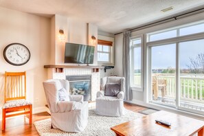 Apartment, 2 Bedrooms | Living area