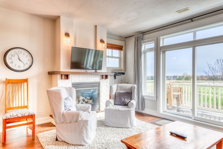 Apartment, 2 Bedrooms | Living area