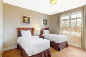 Condo, 2 Bedrooms (Deluxe) | 2 bedrooms, bed sheets