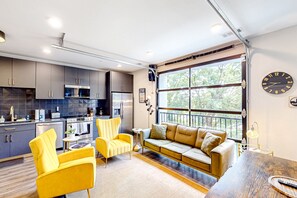 アパートメント 1 ベッドルーム | リビング エリア | テレビ