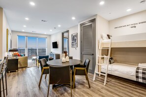 Huoneisto, 3 makuuhuonetta | Oleskelualue | Televisio