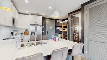 Condo, 1 Bedroom | Ruang tamu | TV