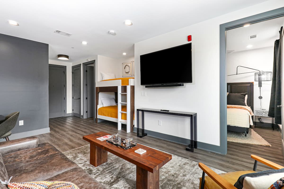 Appartement, 3 chambres | Coin séjour | Télévision