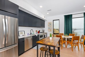 Private kitchen | Full-size fridge, microwave, stovetop, dishwasher - Eve Nashville (Nashville)