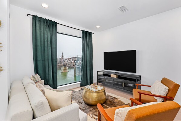 Living area | TV, DVD player - Eve Nashville (Nashville)