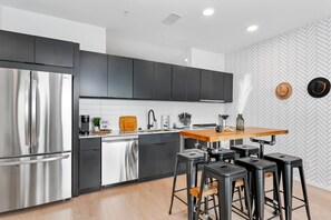 Private kitchen | Full-size fridge, microwave, stovetop, dishwasher - Eve Nashville (Nashville)