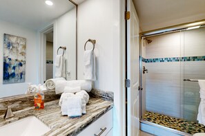 Condo, 2 quartos | Banheiro | Produtos de toalete grátis 