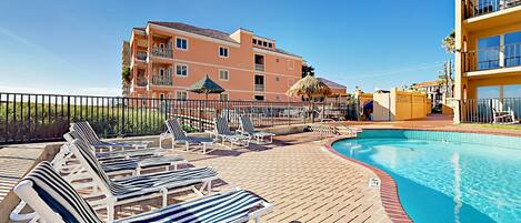 Alberca al aire libre y alberca climatizada