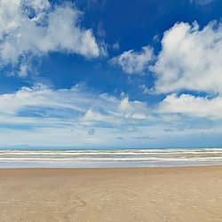 Na praia, areia branca, prática de vôlei de praia