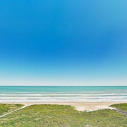 Na praia, areia branca, prática de vôlei de praia