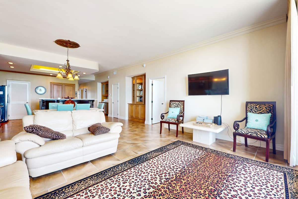 Ático, 3 habitaciones | Zona de estar