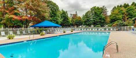 Una piscina cubierta, una piscina al aire libre de temporada