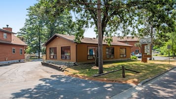 Guests can enjoy a cozy atmosphere in this charming single-story lodge with a pitched roof and multiple windows.