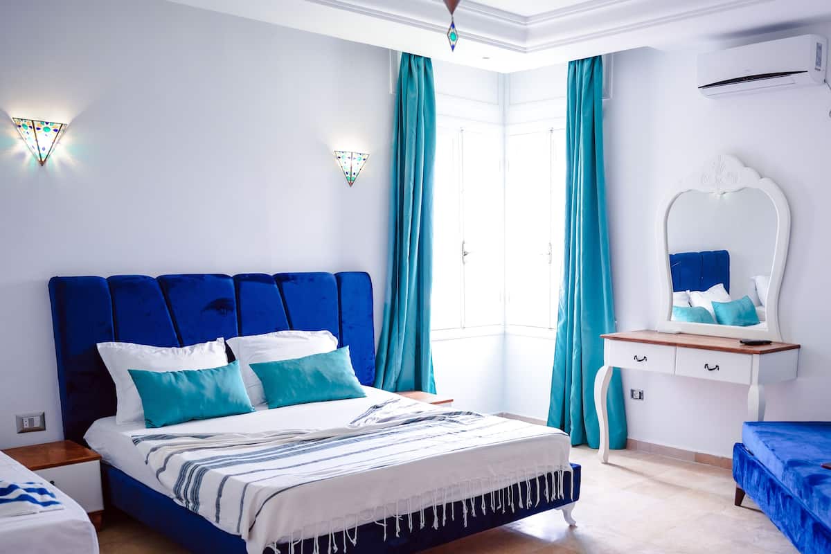 Basic Room | Desk, soundproofing, bed sheets