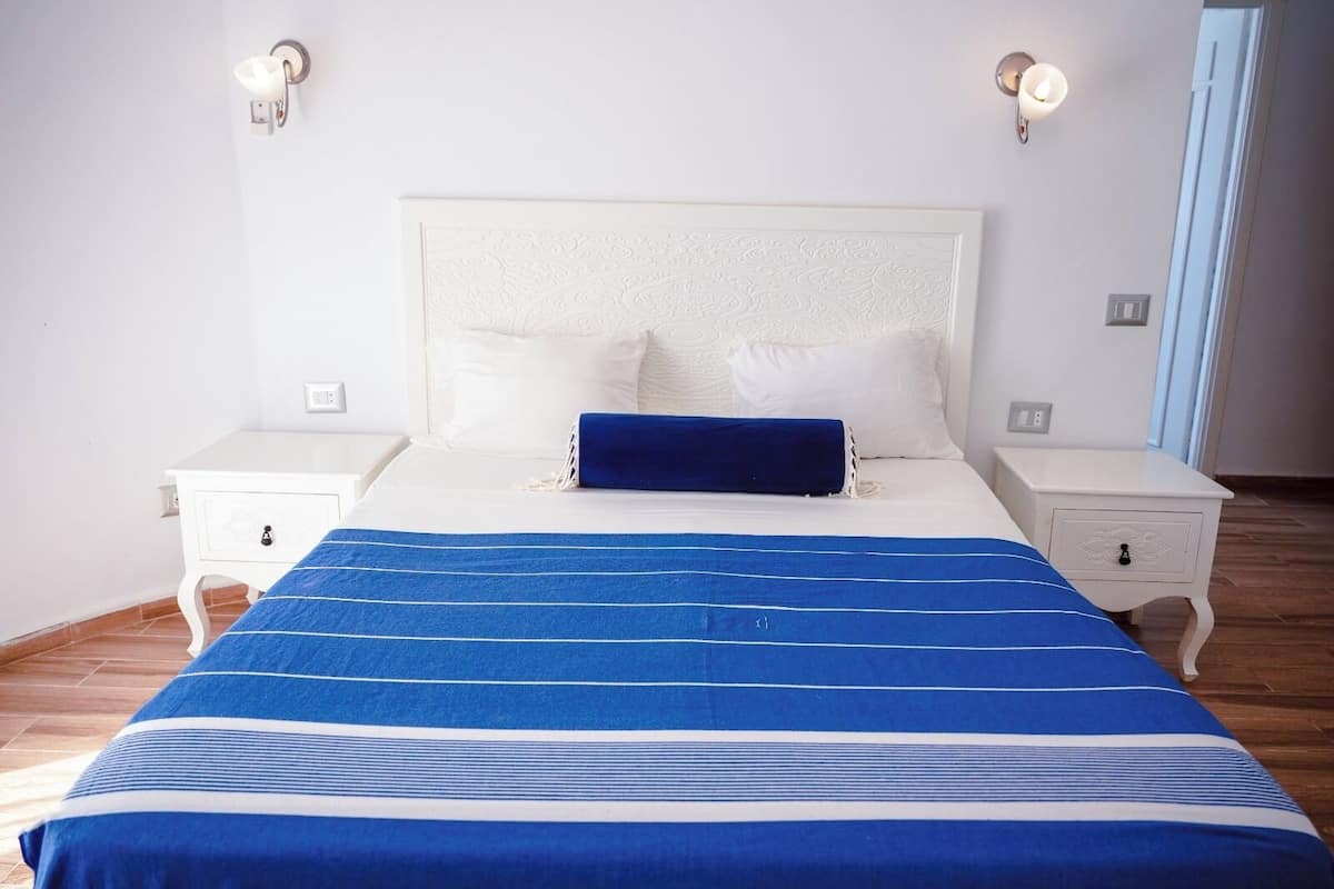 Room, Hot Tub | Desk, soundproofing, bed sheets