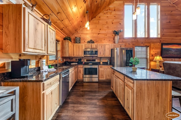 Family Cabin | Private kitchen | Fridge, microwave, oven, stovetop