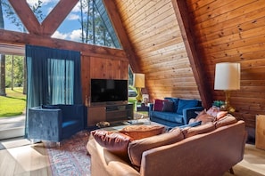 Una Smart TV, una chimenea