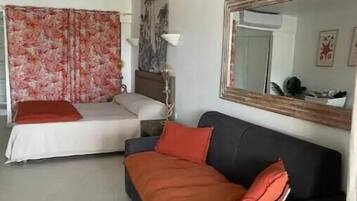 1 slaapkamer, een strijkplank/strijkijzer, wifi, beddengoed