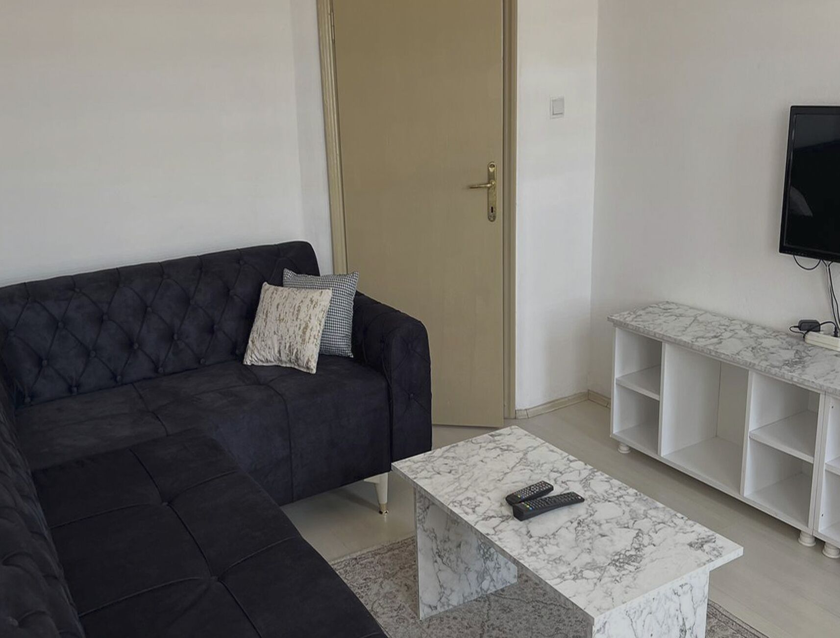 Basic-lejlighed | Opholdsområde | 80-centimeters LED-tv med kabelkanaler