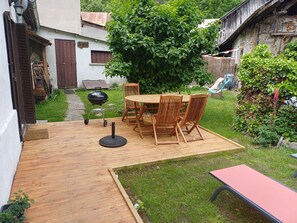 Outdoor dining - The “Cabane des Deux Soeurs”  (Le Bourg-d'Oisans)