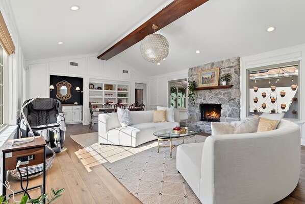 Smart-TV, Kamin, DVD-Player, Bücher