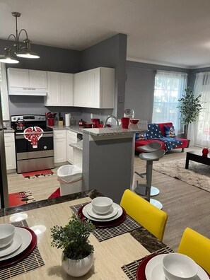 Kylskåp, mikrovågsugn, ugn och spishäll