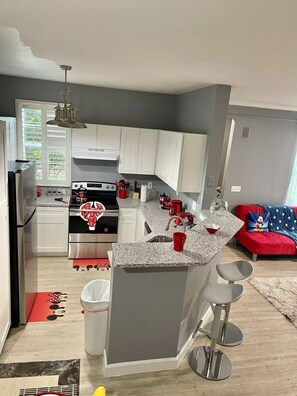 Kylskåp, mikrovågsugn, ugn och spishäll