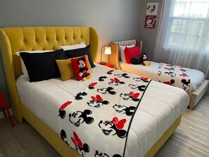 1 habitación, escritorio, tabla de planchar con plancha y cuna de viaje 